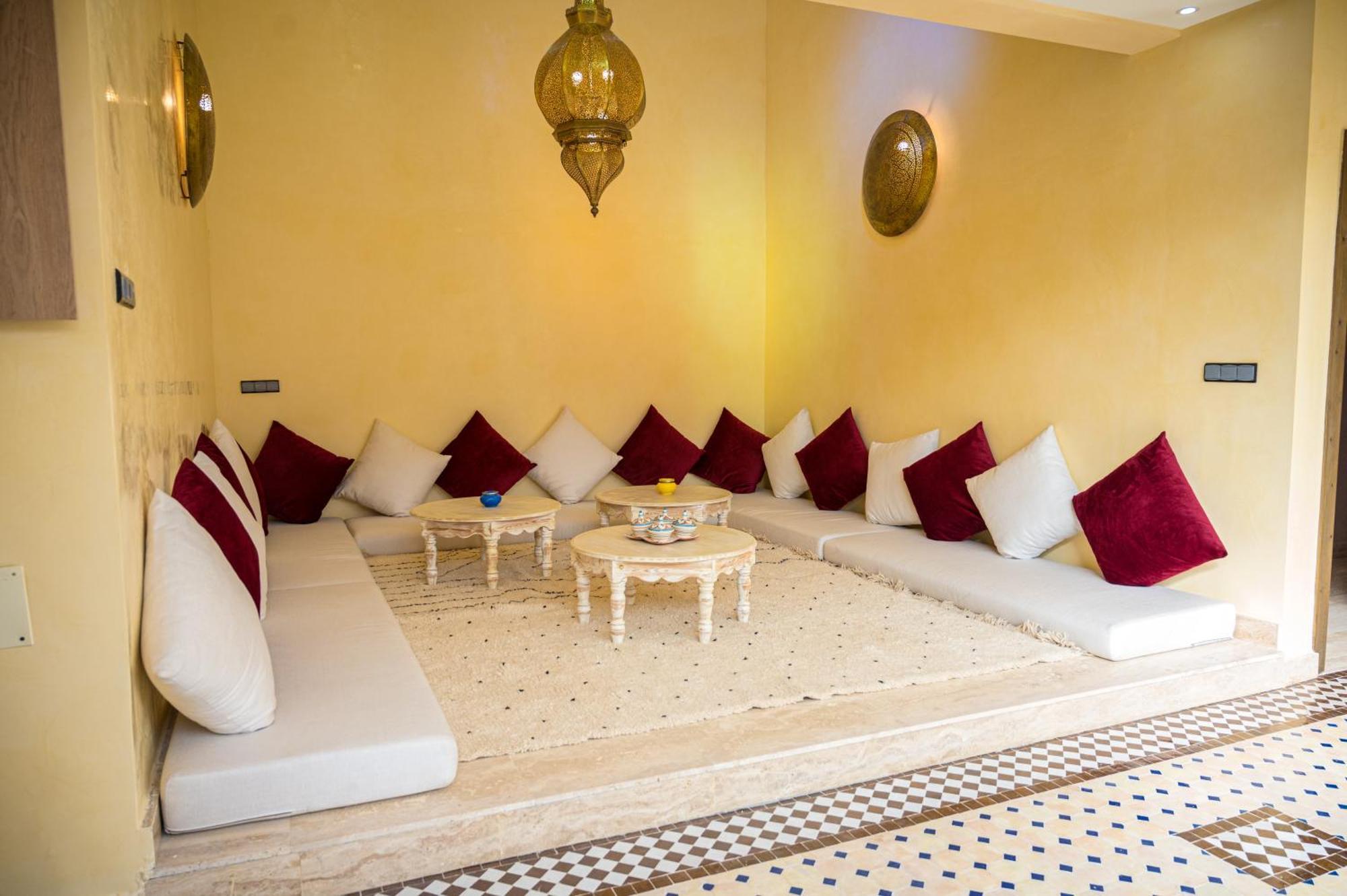 Tonaroz Riad *