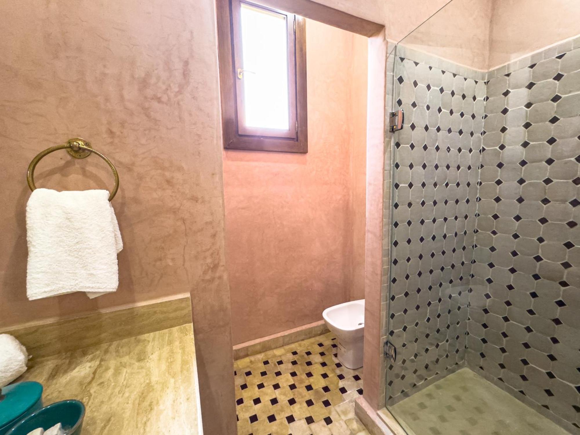 Tonaroz Riad *