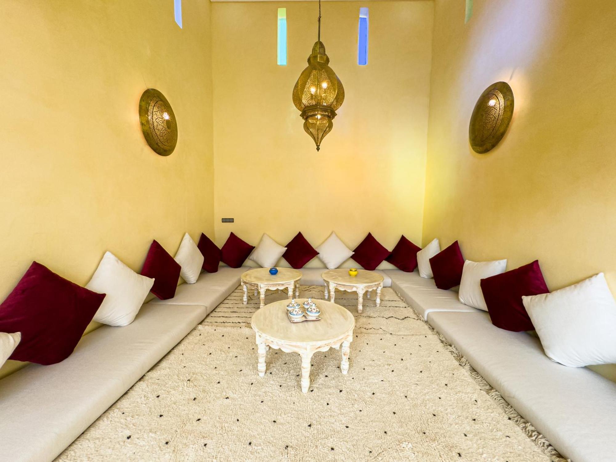 Riad Tonaroz *