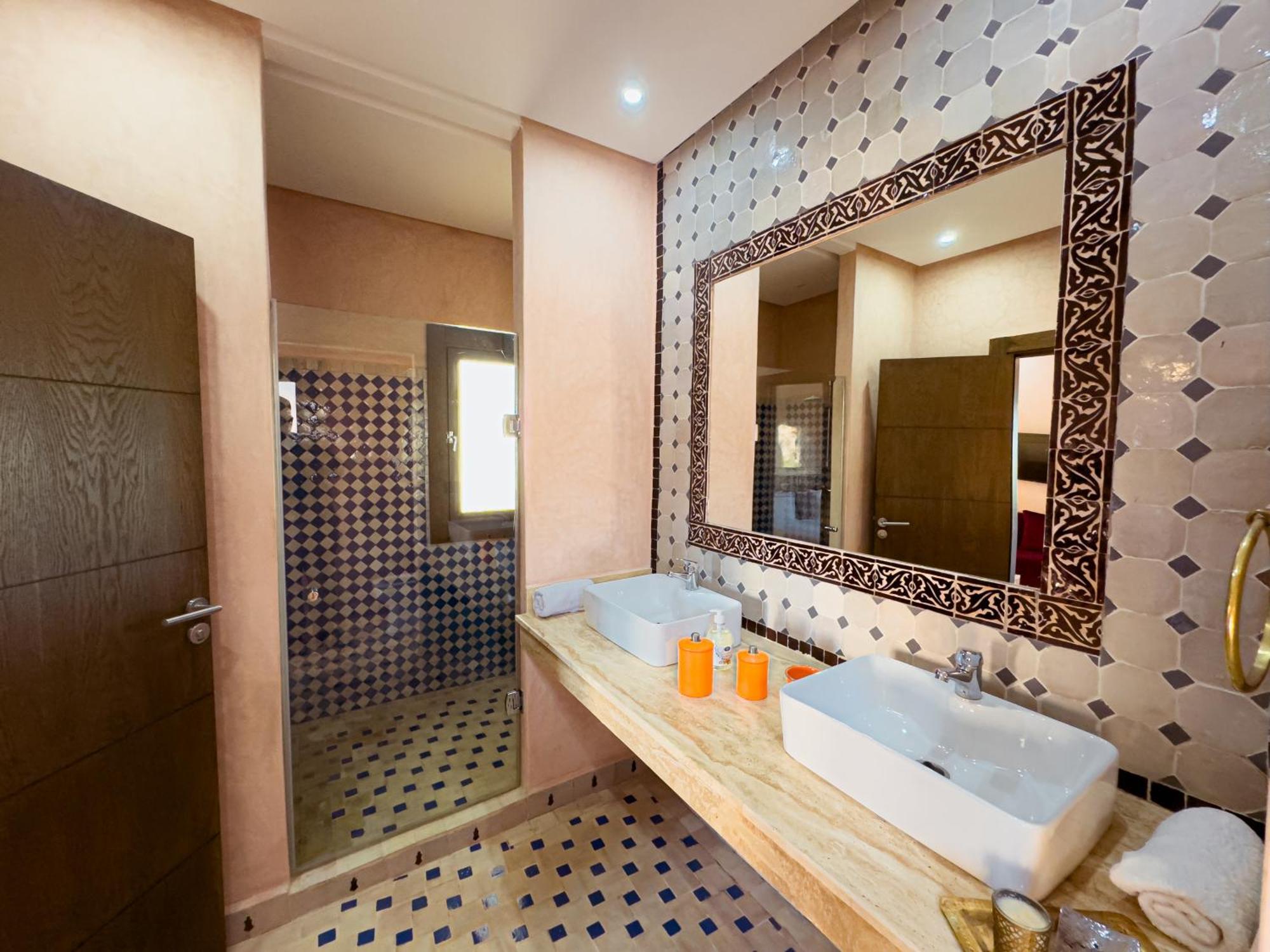 Tonaroz Riad *
